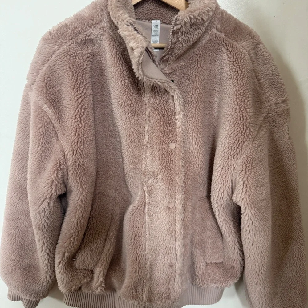 ALO Yoga Varsity Sherpa Small Jacket - Picture 3 of 8